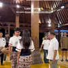 Aksa Uyun dan Yosika Ayumi tampil dengan kaos putih