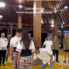 Aksa Uyun dan Yosika Ayumi mengenakan kain batik