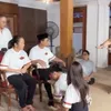 Soimah duduk mengenakan kaos putih