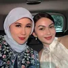 Ariel Tatum &amp; Marini Zumarnis selfie di mobil