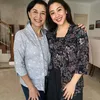 Sherina Munaf foto bareng dengan ibunya.
