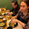 Sherina Munaf makan bareng keluarga.
