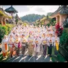 Potret Uut Permatasari pose dengan latar suasana di Bali
