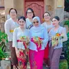 Pose Uut Permatasari bareng ibu Bhayangkari