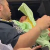 Momen Ivan Gunawan Dititipi Bayi saat di Kereta