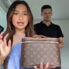 Momen Jennifer Coppen dan Justin Hubner Pamer Hadiah