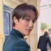 Kai EXO melihat orang yang menyapa
