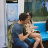 Ariel NOAH lepas jaket di MRT
