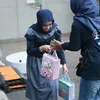 Mila menerima kado dari penggemar