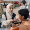 Oki Setiana Dewi suapi anak di Kairo