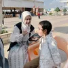 Oki Setiana Dewi suapi anak di mesir