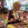 Kiano dan Kenzo makan bareng mama