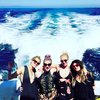 Sama halnya dengan Carly, Kelly Osbourne juga memutuskan untuk menikmati indahnya pantai bersama teman-teman terdekatnya.