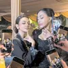 Denada dan Rina Diminta Pose dari Samping