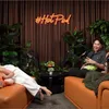 Zahra DA7 Nyungsep di Sofa