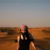 Wendy Walters mencoba sandboarding di gurun pasir.