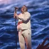 Foto Sindrom Tourette Kambuh Saat Lewis Capaldi 