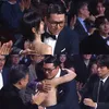 Son Ye Jin dan Hyun Bin berpelukan saat pasangan menang