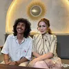 Momo duduk di kursi panjang