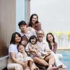 Mona Ratuliu Bersama 5 Anaknya