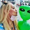 wanita pacaran dengan alien
