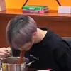 idol makan jajangmyeon