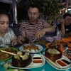Raffi Ahmad dan Nagita Slavina menikmati makanan yang disajikan oleh salah satu PKL di Jakarta. Ternyata, Sultan Andara masih mau makan di pinggir jalan ya!