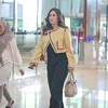 Nafa Urbach pakai blazer kuning