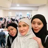 Natalie Sarah ibadan di masjid saat tengah malam.