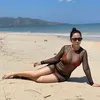 Potret tante Ernie di pantai.