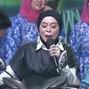Lesti naik motor di panggung