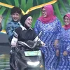 Lesti naik motor di panggung