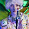 Idol K-Pop Pakai Topi Bulu