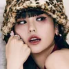 Idol K-Pop Pakai Topi Bulu