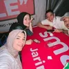 seleb makan di warung kaki lima, seleb makan kaki lima