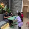 Arsy Hermansyah Jadi Pramusaji