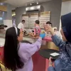 Arsy Hermansyah Jadi Pramusaji