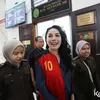 Nikita Mirzani Pakai Rompi Merah
