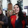 Nikita Mirzani Tersenyum di Depan Awak Media