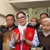 Nikita Mirzani pakai rompi orange