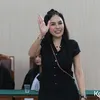 Nikita Mirzani Sapa Wartawan Saat Persidangan