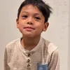 Arkana anak Nikita Mirzani pakai baju krem