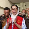 Nikita Mirzani Pakai Rompi Merah