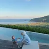 Nikita Willy di pinggir kolam resort Lombok