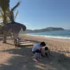 Indra Priawan mainan pasir bareng anak di Lombok