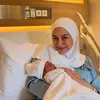 Nina Zatulini gendong anak keempatnya