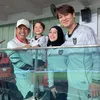 Putra Lesti nonton bola.