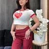 Nora pakai kaus crop top