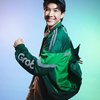 Kalau yang satu ada Khaotung Thanawat bintang serial Tonhon Chonlatee, berpose kece padukan jaket ojol dengan topi baseball. So cute!