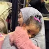 Oki Setiana Dewi Gendong Anak Palestina